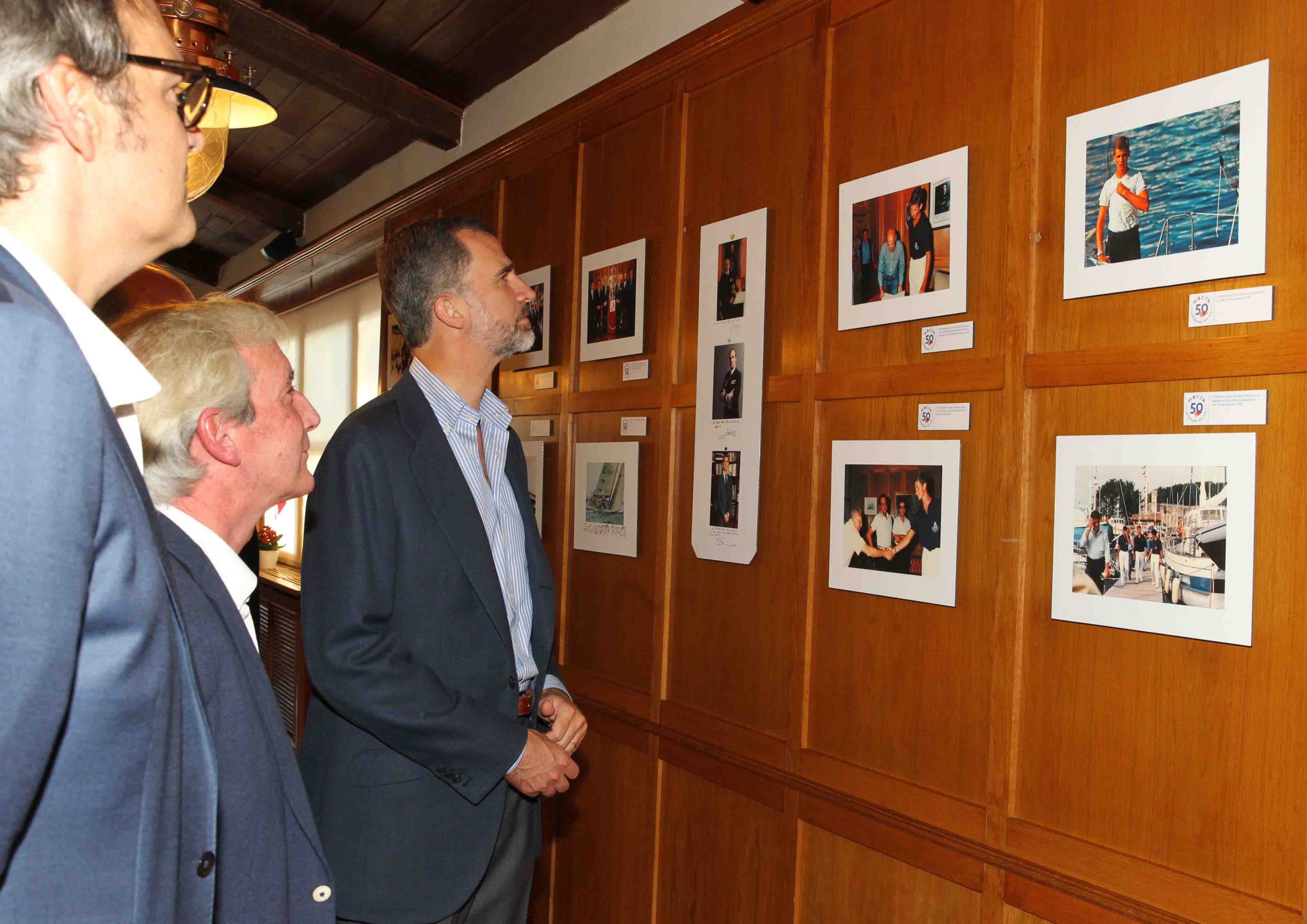 Su Majestad el Rey inaugura en Baiona la exposición del 50 aniversario del Monte Real Club de Yates