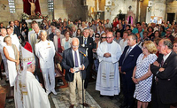 The president of Monte Real makes the traditional offering of the sea in Panxón