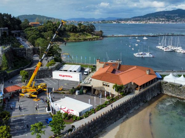 The container unloading operation of the 52 SUPER SERIES begins