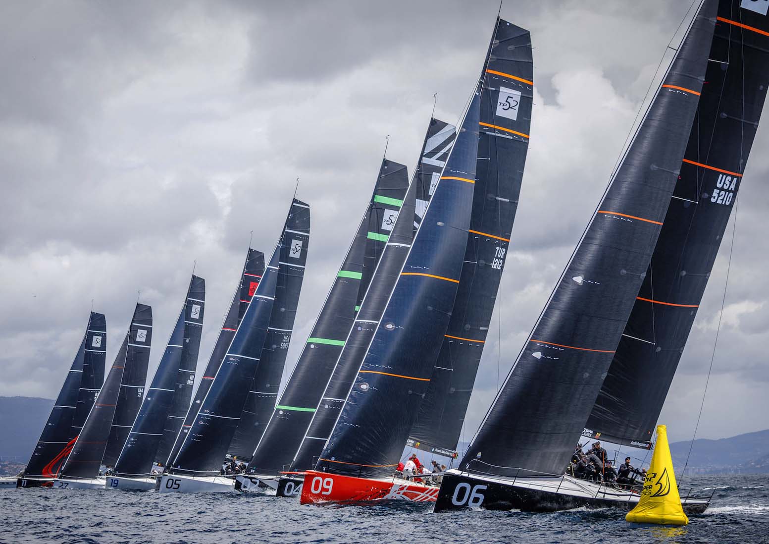 El tailandés Vayu sorprende en el estreno de la ABANCA 52 SUPER SERIES Baiona Sailing Week