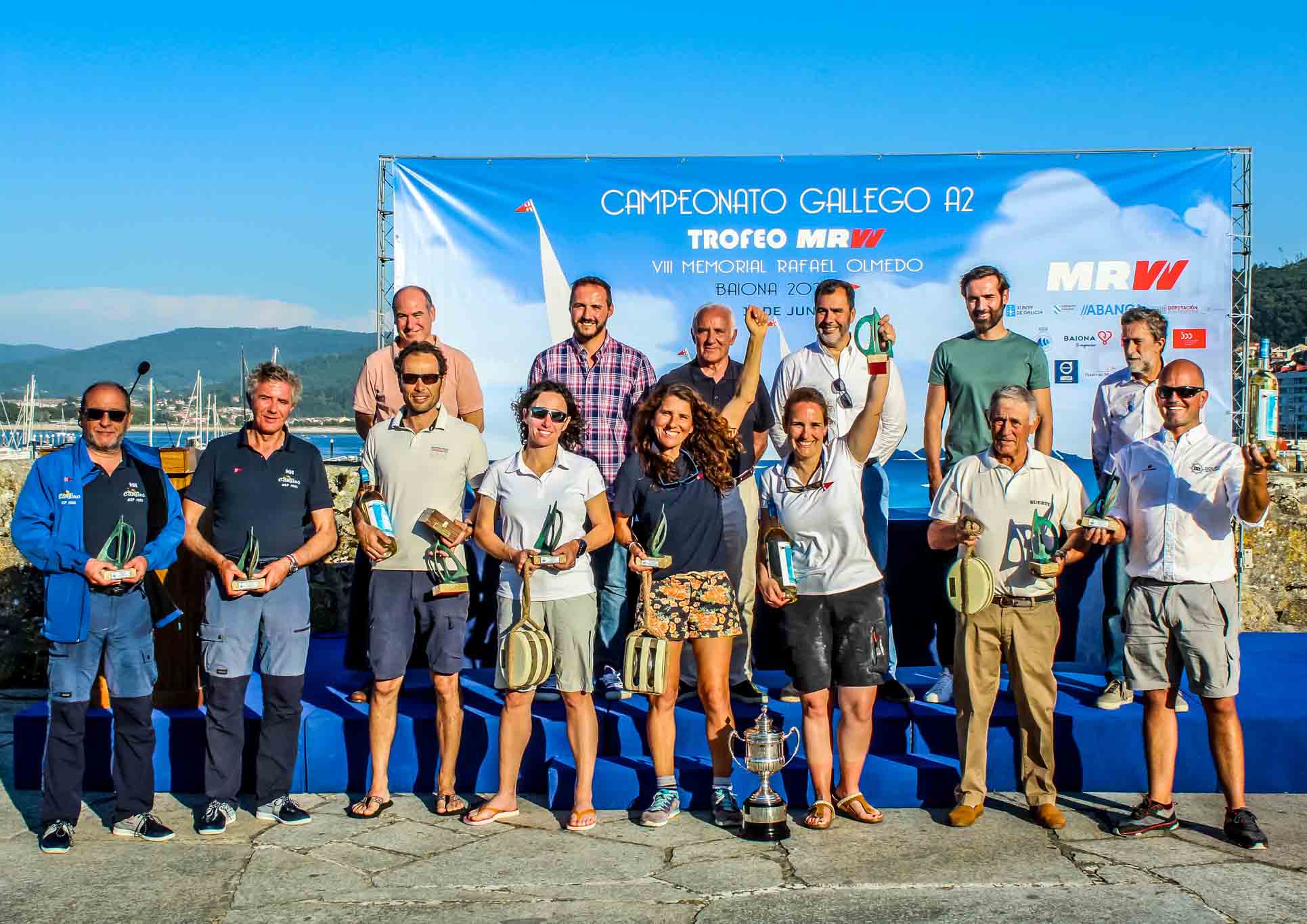 Baiona encumbra a los nuevos campeones gallegos de A Dos