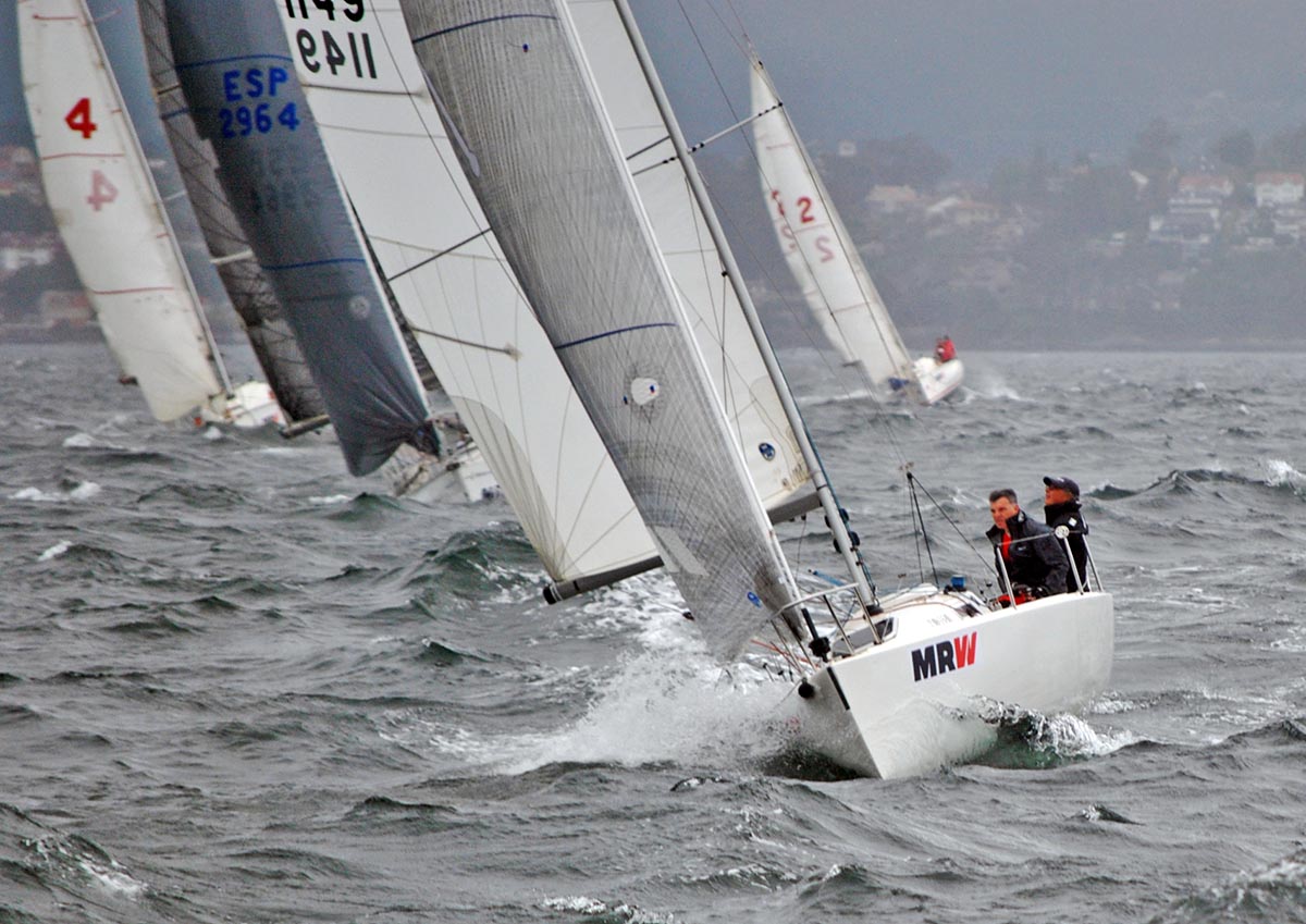 Una treintena de barcos se disputan este sábado el Campeonato Gallego de A Dos