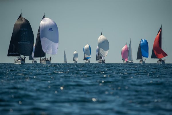 The fleet shines on the second day of the Prince of Asturias in Baiona