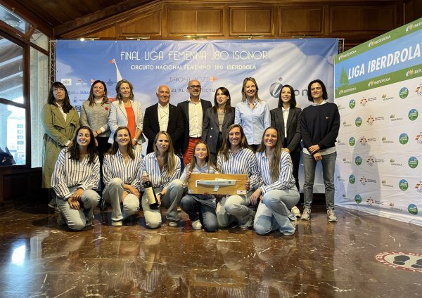 Dorsia Covirán is crowned in Baiona as the best women's national team