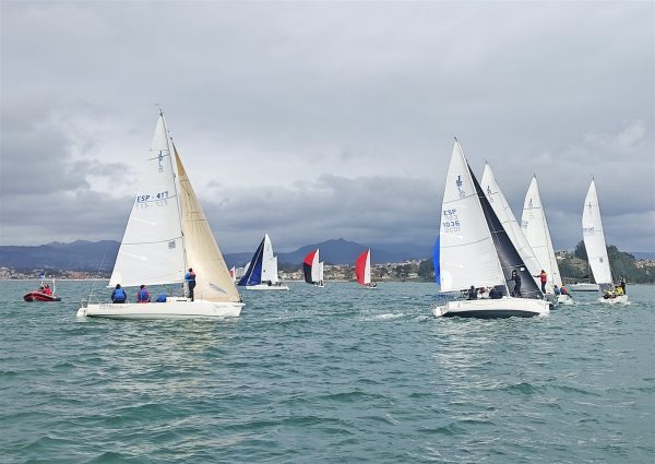 The Fibra Coruña of the champion of Finn Miguel Fernández Vasco gives the bell in the Baitra J80 Winter League