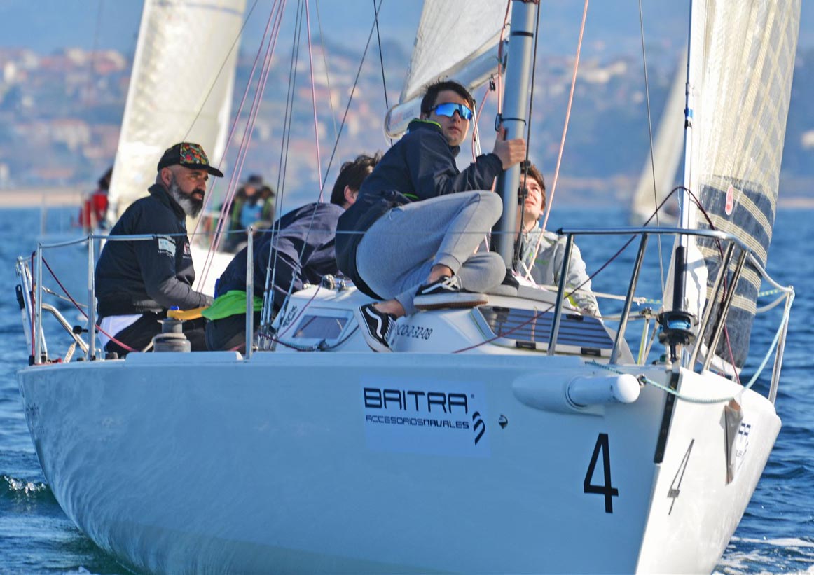 El Fibra Coruña del campeón de Finn Miguel Fernández Vasco da la campanada en la Liga de Invierno Baitra J80