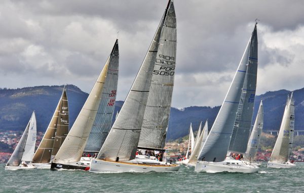 Good wind and a large number of sailboats at the premiere of the Monte Real cruise season