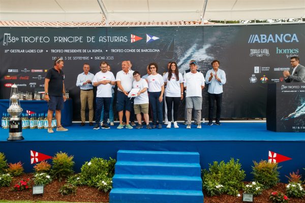 Baiona awards the winners of the 38th Prince of Asturias Trophy