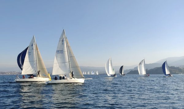 Una flota de 20 barcos se disputa la Liga de Otoño J80 - Foto Yago Crespo