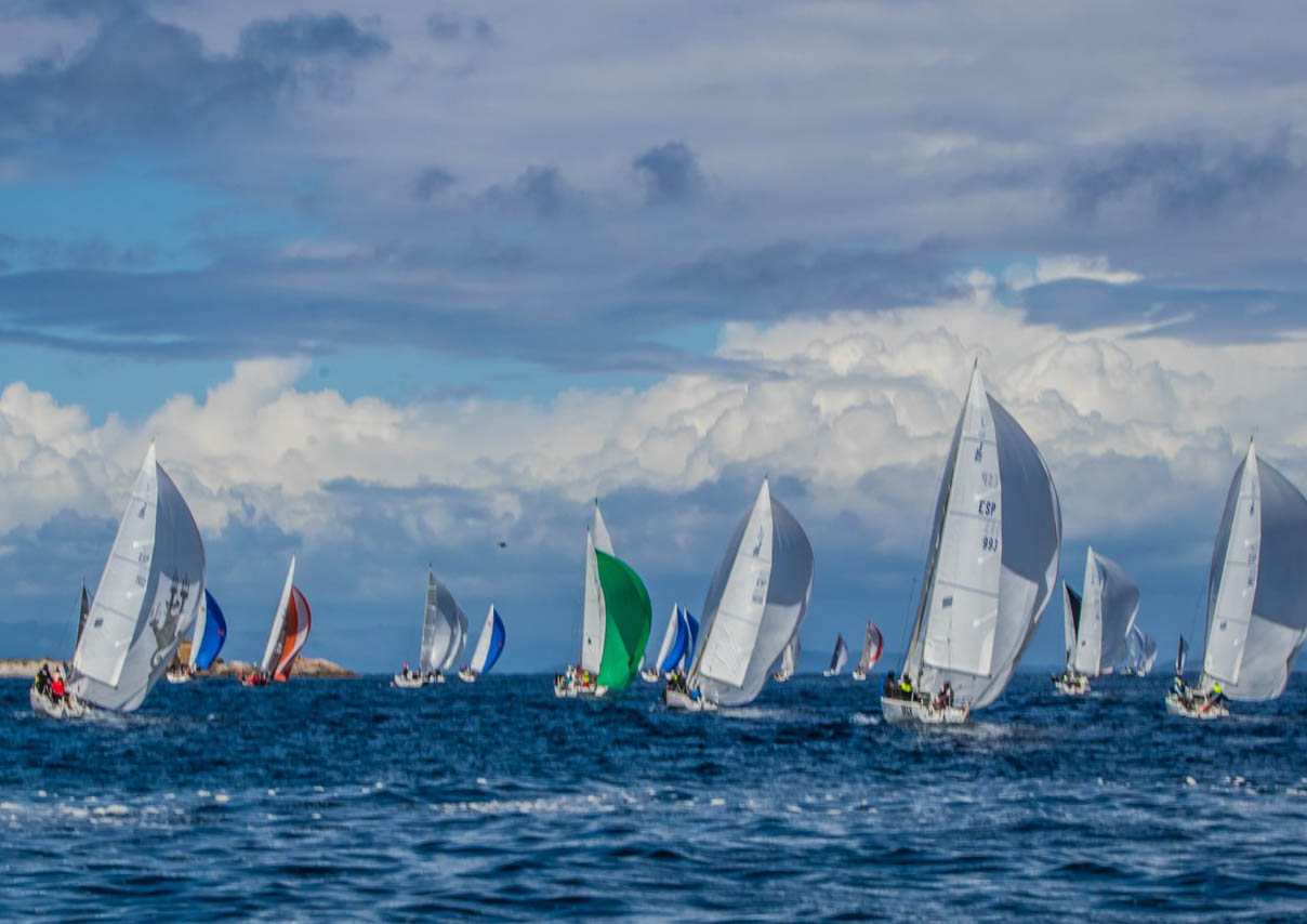 La flota del Trofeo Repsol se luce en  una jornada complicada por el viento